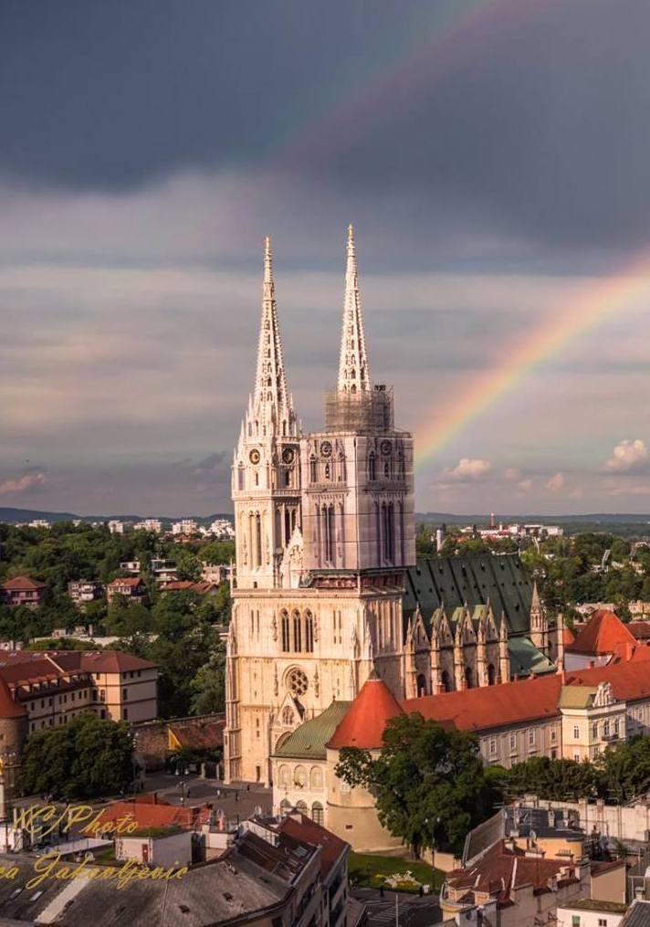 Katedrala. Duga iznad Zagrebačke katedrale